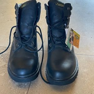 New with tags Safetrax boots size 11 leather nonslip